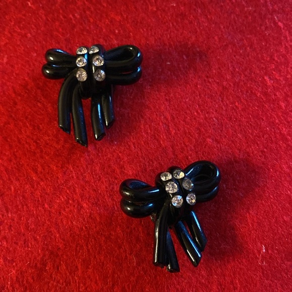 Black Art Deco Bow Design Earrings - Picture 3 of 12
